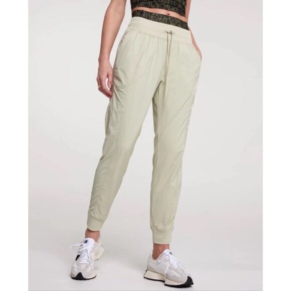 NEW CALIA Nyluxe Mid-Rise Relaxed-Fit Ankle Joggers in Soft Green Size Small - Picture 1 of 11